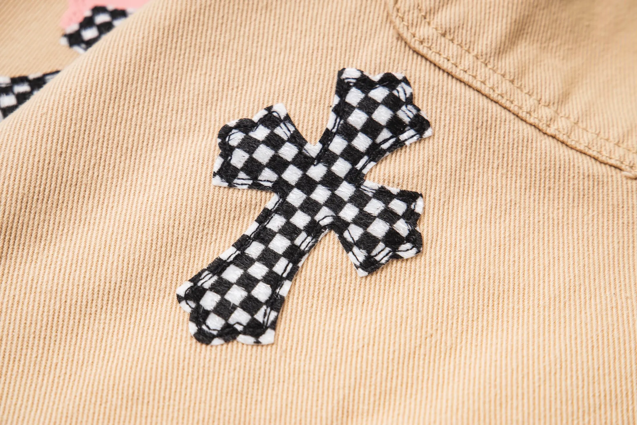 P260 ChromeHearts/Chrome Hearts ch cherry blossom pink checkerboard patchwork leather jacket. If you are obsessed with ChromeHearts, you can check it out. The same style for celebrities. Chrome Hearts is a very representative shirt jacket. The upper body of both men and women is really amazing, and it is the same style as Yu Shuxin and Angelababy! Recommended loose style for girls, super sweet! As soon as you go out, you will turn heads‼ ️This jacket is really eye-catching. Style number: 1717# (same style pants are available) Color: Khaki Size: S M L XL